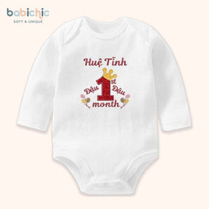 Set đồ sơ sinh đầy tháng bé gái – Thêu tên Đậu & dòng chữ 1st Month