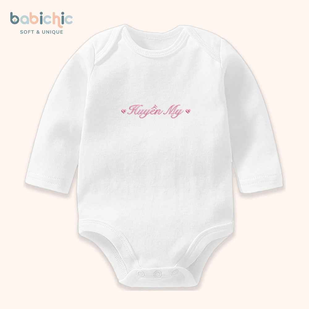 Set đồ sơ sinh thêu tên bé Huyền My – tone hồng pastel dễ thương cho lễ đầy tháng