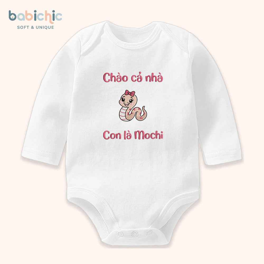 Set quần áo đầy tháng bé gái thêu tên “Mochi” – hình rắn hồng siêu dễ thương, thiết kế riêng cho bé yêu