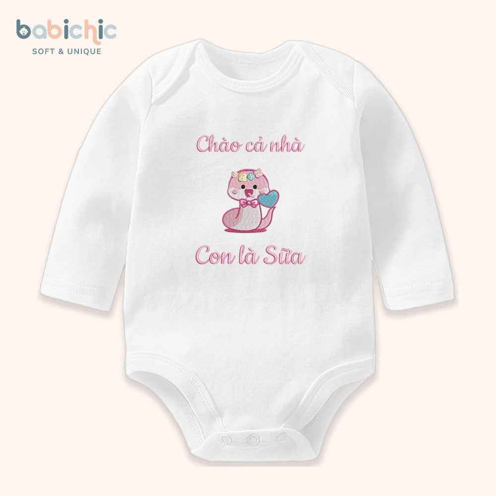 Set đồ đầy tháng bé gái thêu rắn hồng “Con là Sữa” – Tông pastel cá nhân hóa dễ thương