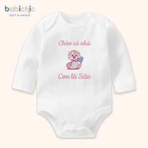 Set đồ đầy tháng bé gái thêu rắn hồng “Con là Sữa” – Tông pastel cá nhân hóa dễ thương