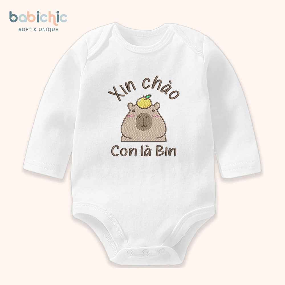 Bodysuit cá nhân hóa bé trai mặc đầy tháng – Thêu tên “Con là Bin”, hình Capybara dễ thương