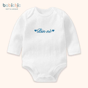 Set đồ sơ sinh thêu tên “Bin nè” – Thiết kế tối giản cá nhân hóa, tone xanh dương cho bé trai