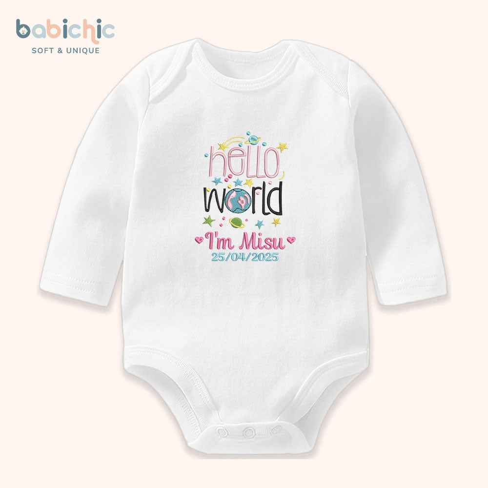 Set đầy tháng bé gái thêu Hello World & tên Misu – Thiết kế kỷ niệm sinh nhật đầu tiên siêu yêu