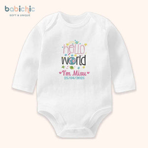 Set đầy tháng bé gái thêu Hello World & tên Misu – Thiết kế kỷ niệm sinh nhật đầu tiên siêu yêu