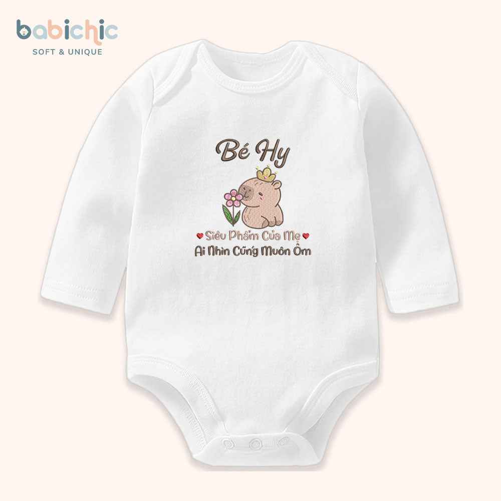 Set đầy tháng bé gái thêu tên Bé Hy & Capybara – Quà cúng mụ ngộ nghĩnh tone nâu ấm áp