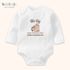 Set đầy tháng bé gái thêu tên Bé Hy & Capybara – Quà cúng mụ ngộ nghĩnh tone nâu ấm áp