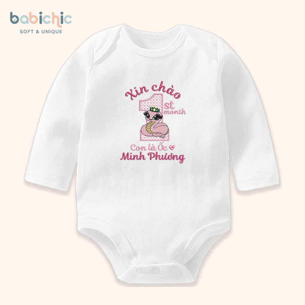 Set đầy tháng bé gái thêu tên Minh Phương – Hình rắn hồng & 1st month ngộ nghĩnh, body cá nhân hóa dịp cúng mụ