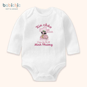 Set đầy tháng bé gái thêu tên Minh Phương – Hình rắn hồng & 1st month ngộ nghĩnh, body cá nhân hóa dịp cúng mụ