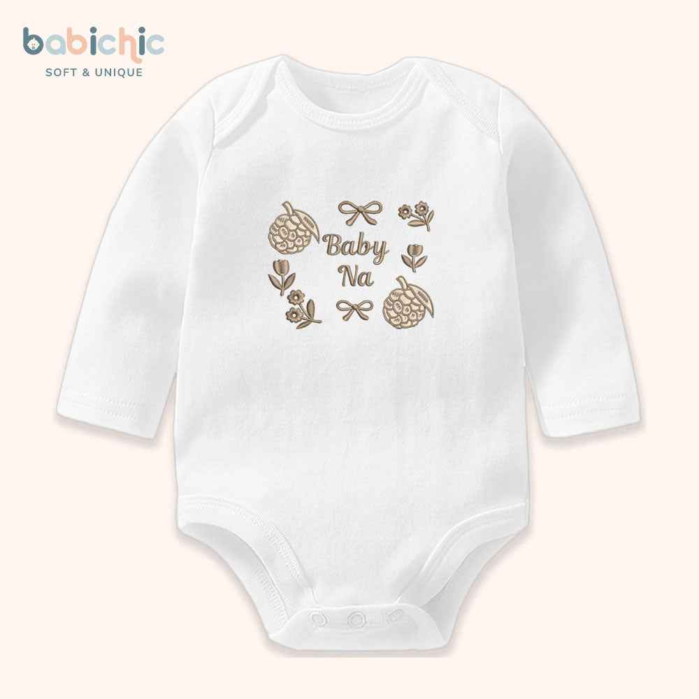 Set đồ đầy tháng bé gái Baby Na – Body thêu trái na & tên bé tone nâu vintage