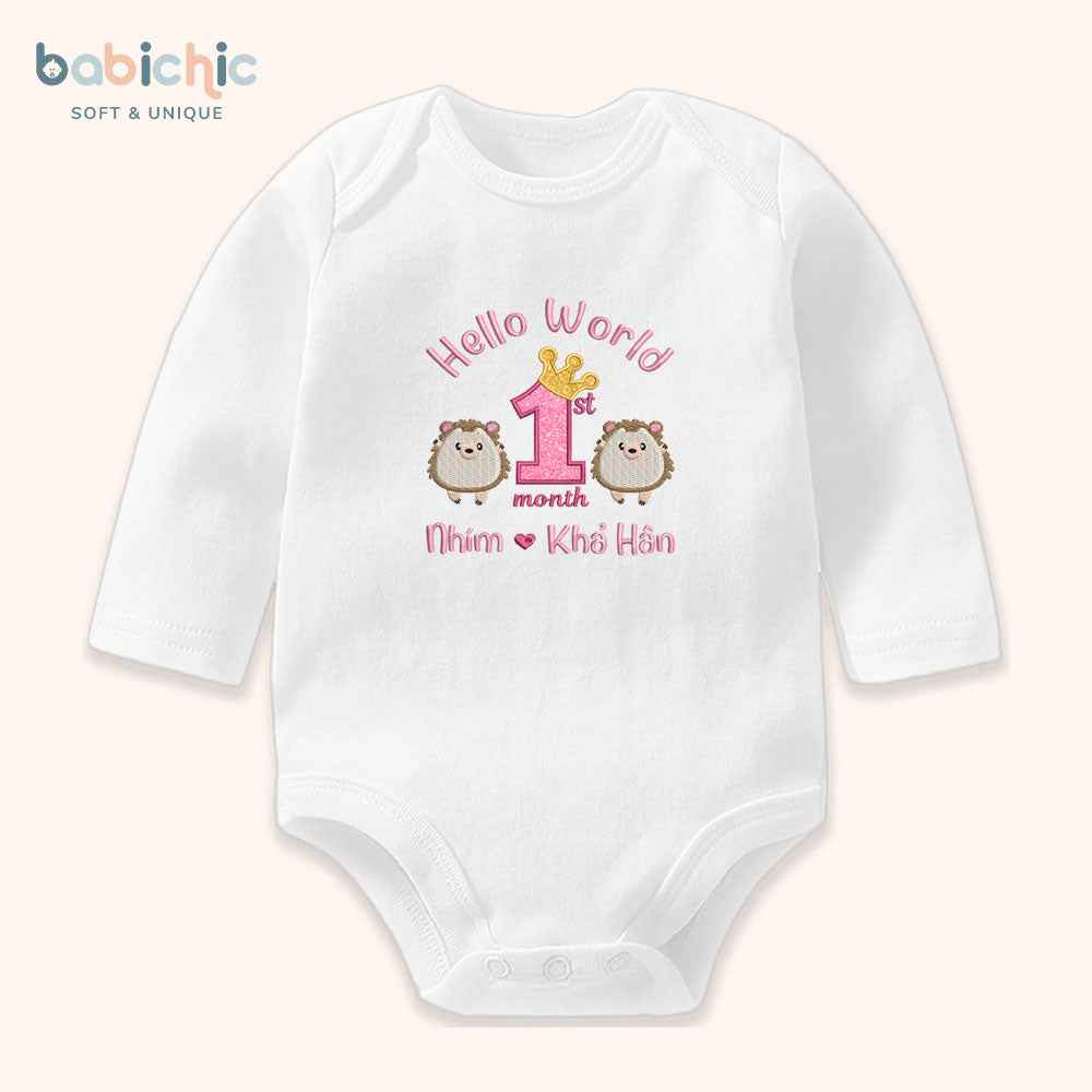 Set đầy tháng bé gái – Body thêu “Hello Nhím – Khả Hân” & hình nhím dễ thương, tone hồng pastel ngọt ngào