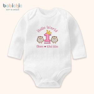 Set đầy tháng bé gái – Body thêu “Hello Nhím – Khả Hân” & hình nhím dễ thương, tone hồng pastel ngọt ngào