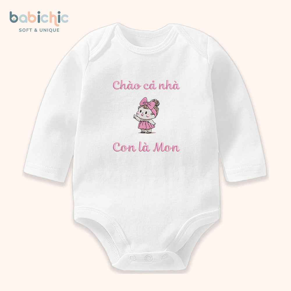 Set đầy tháng bé gái – Body thêu “Con là Mon” hình bé gái xinh xắn, tone hồng pastel ngọt ngào