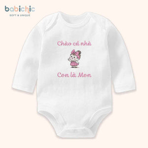 Set đầy tháng bé gái – Body thêu “Con là Mon” hình bé gái xinh xắn, tone hồng pastel ngọt ngào
