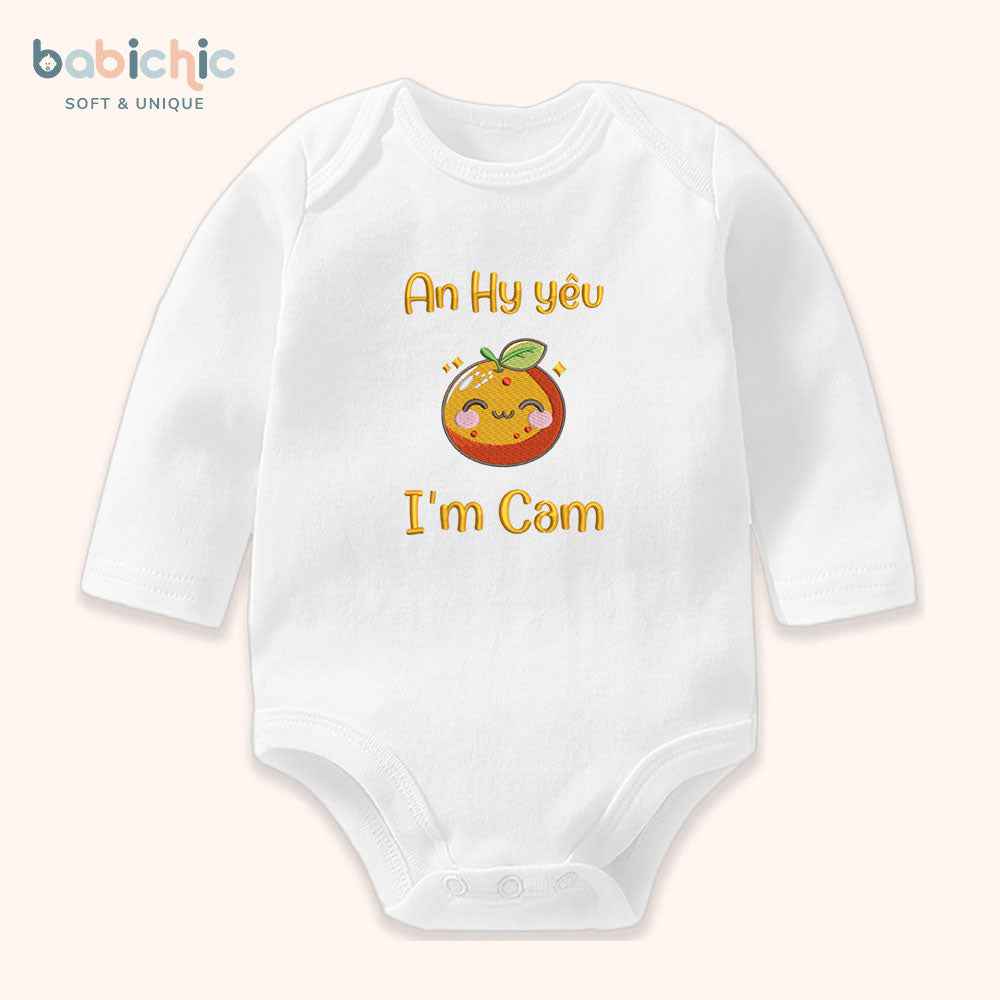 Set sơ sinh thêu tên cho bé gái – Mẫu “An Hy yêu + I'm Cam”, hình trái cam màu cam vàng nổi bật