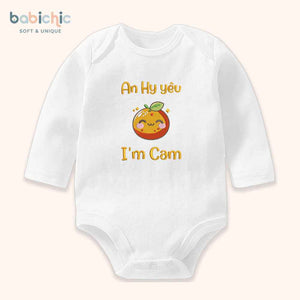 Set sơ sinh thêu tên cho bé gái – Mẫu “An Hy yêu + I'm Cam”, hình trái cam màu cam vàng nổi bật