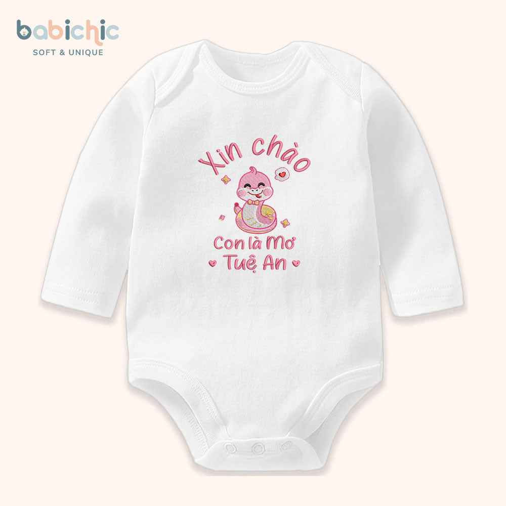 Bodysuit đầy tháng bé gái cá nhân hóa thêu tên – Mẫu “Con là Mơ – Tuệ An”, hình rắn cute, chỉ hồng