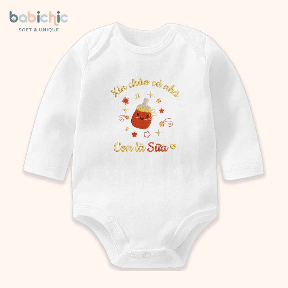 Set đồ đầy tháng cho bé gái thêu tên theo yêu cầu – Mẫu “Con là Sữa” hình bình sữa ngộ nghĩnh