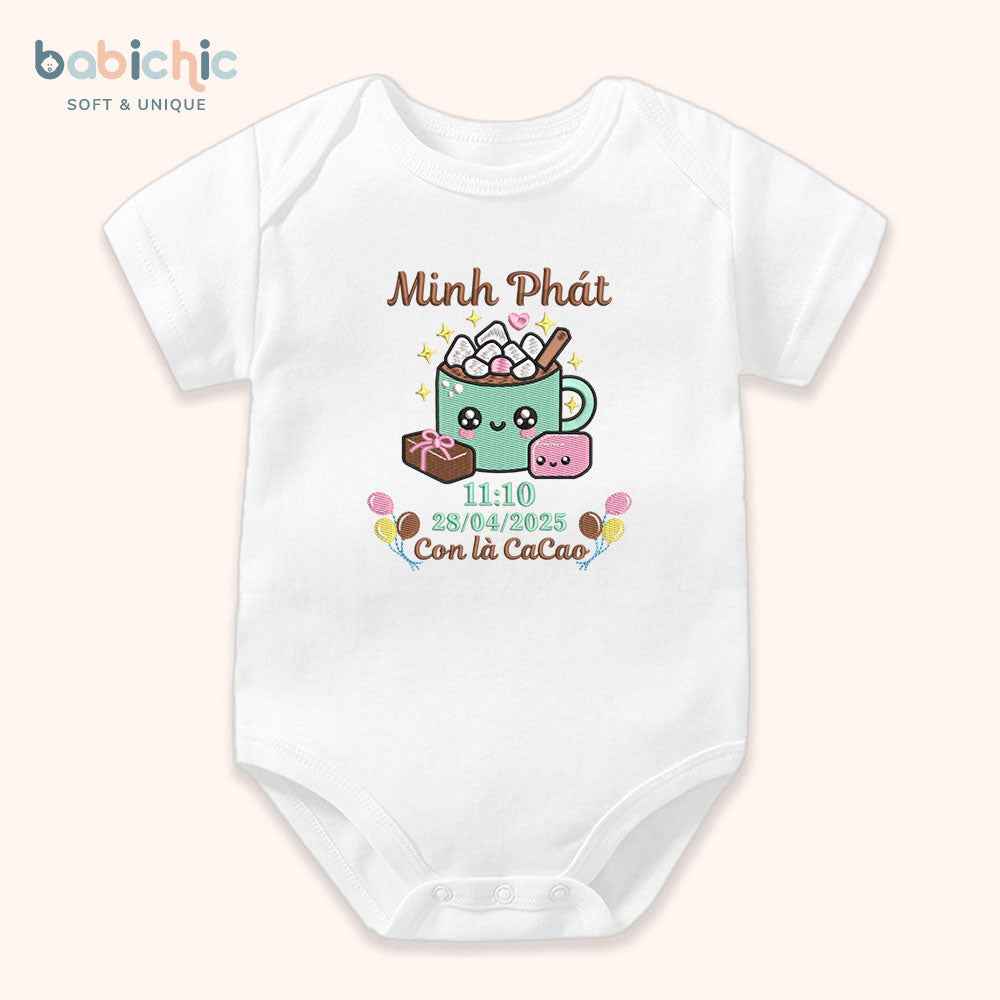 Quà tặng đầy tháng cá nhân hóa cho bé trai – Bodysuit thêu tên “Con là Cacao”, hình ly cacao cute