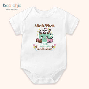 Quà tặng đầy tháng cá nhân hóa cho bé trai – Bodysuit thêu tên “Con là Cacao”, hình ly cacao cute