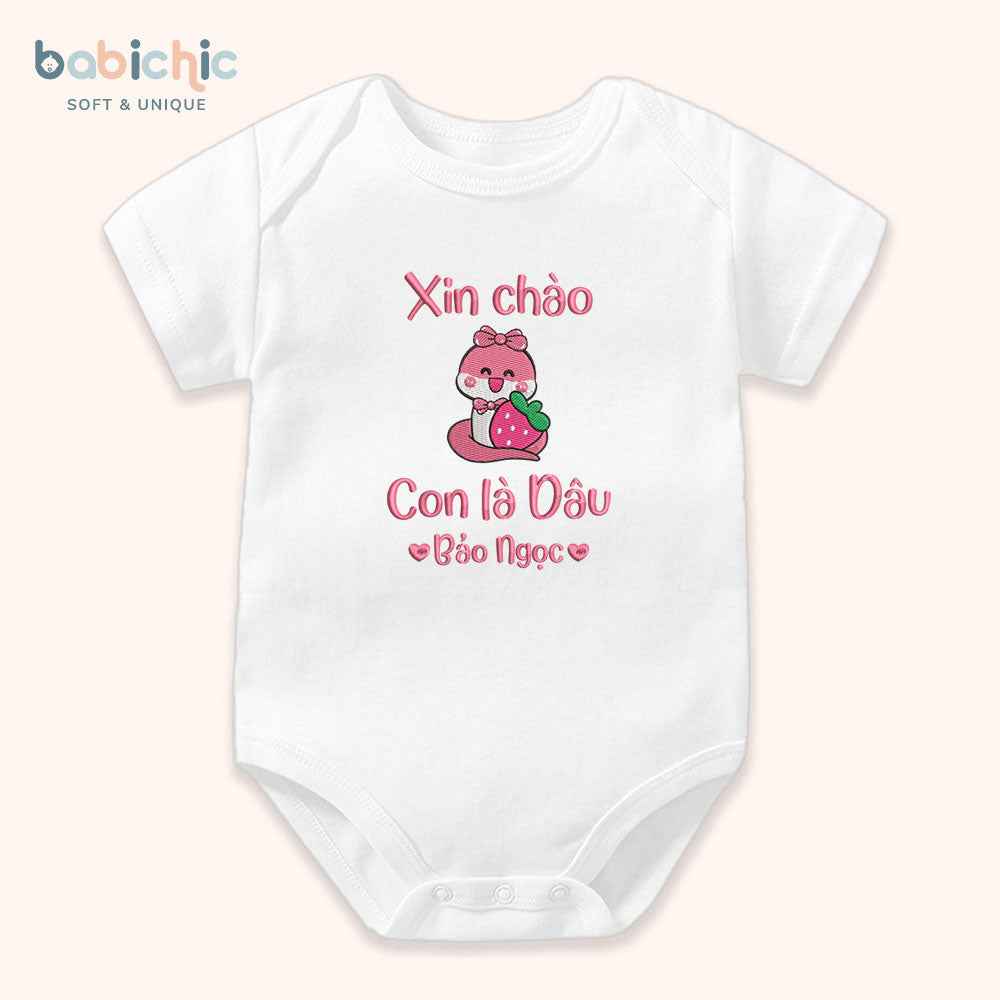 Set quà đầy tháng bé gái thêu tên riêng siêu dễ thương – Mẫu “Con là Dâu – Bảo Ngọc”, hình rắn ôm trái dâu