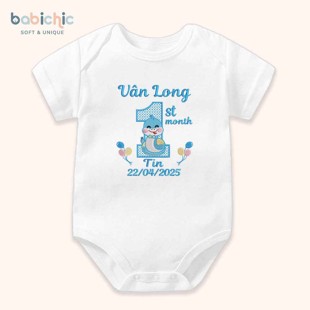 Set quà đầy tháng cá nhân hóa cho bé trai – Bodysuit thêu tên “Vân Long – Tin”, hình rắn 1st month