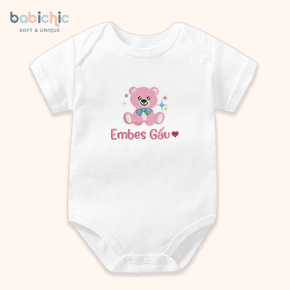 Set quà đầy tháng bé gái cá nhân hóa hình gấu – Mẫu “Embes Gấu”, thêu gấu bông hồng siêu cưng