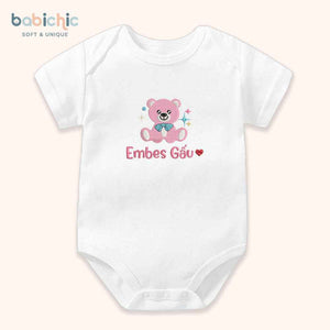 Set quà đầy tháng bé gái cá nhân hóa hình gấu – Mẫu “Embes Gấu”, thêu gấu bông hồng siêu cưng