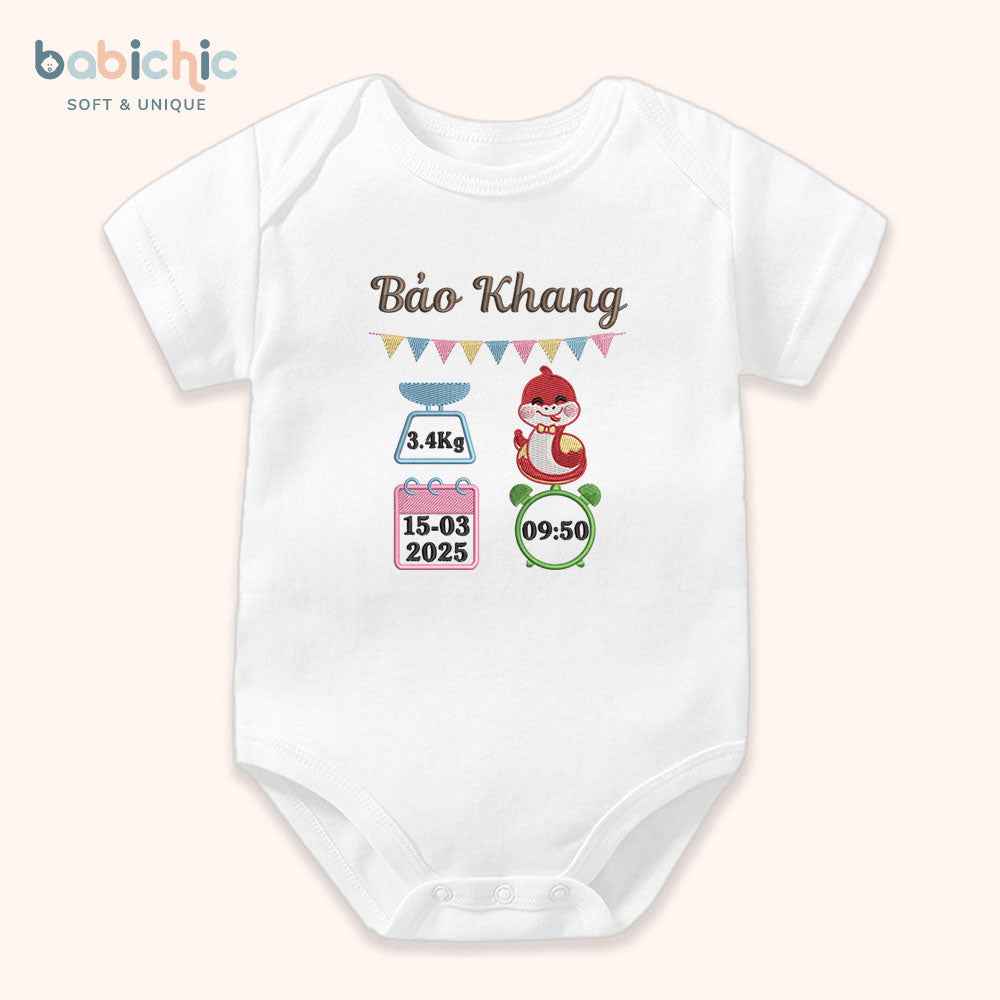 Set quà đầy tháng cho bé trai sơ sinh – Bodysuit thêu tên “Bảo Khang”, hình rắn & thông số sinh