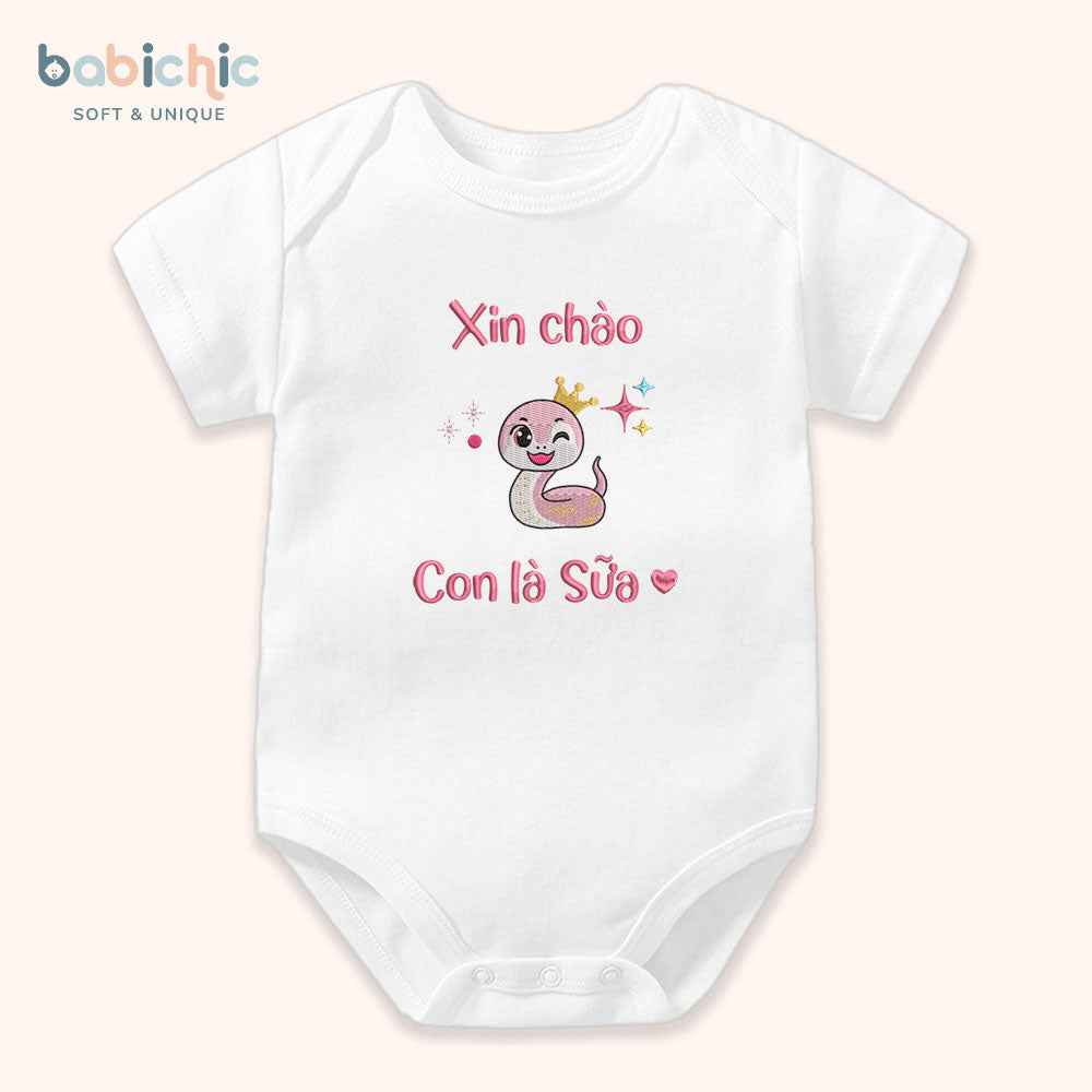Set đồ đầy tháng bé gái cá nhân hóa hình rắn dễ thương – Mẫu “Con là Sữa” thêu rắn hồng đội vương miện