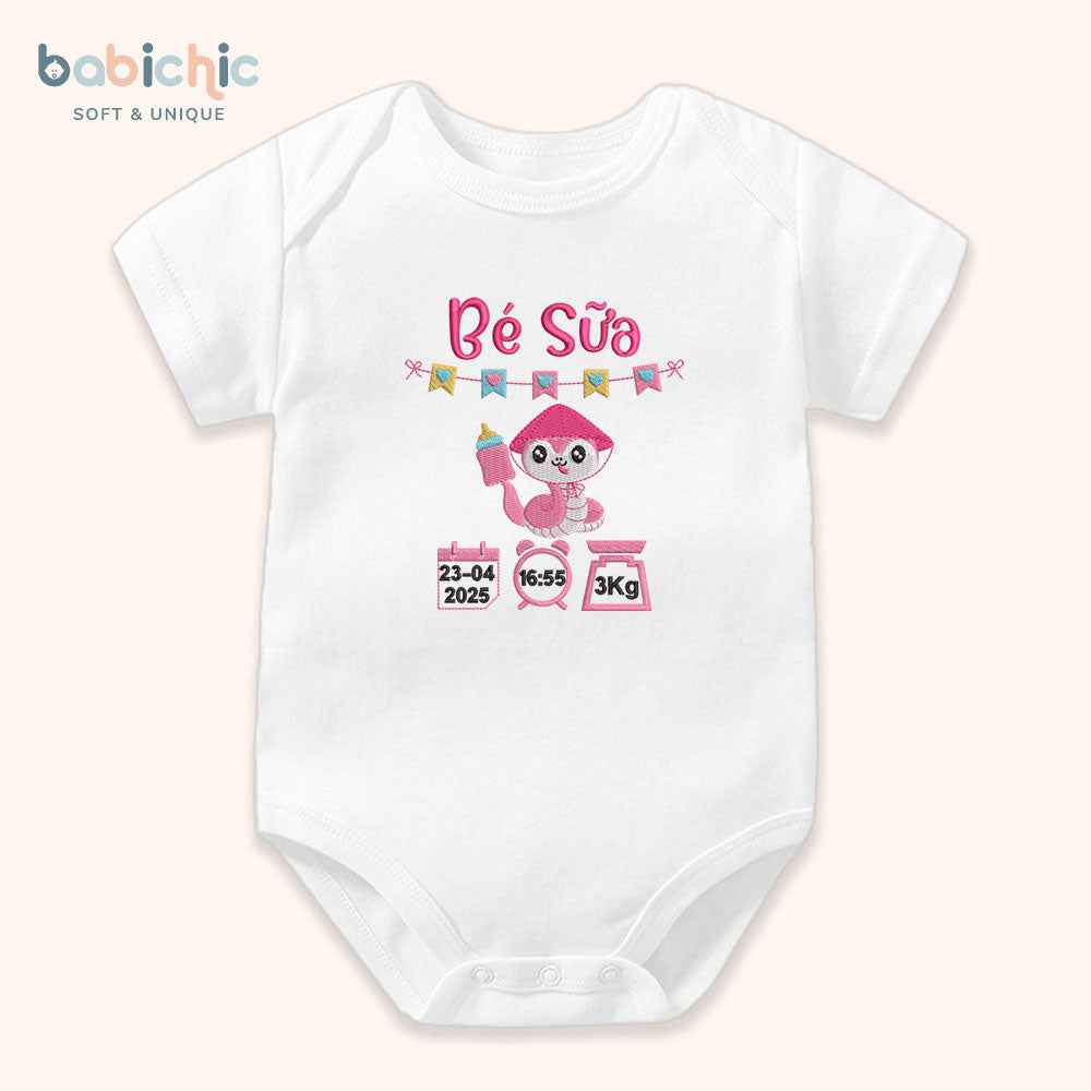 Set đồ đầy tháng bé gái thêu tên & thông số sinh cá nhân hóa – Mẫu “Bé Sữa”, hình rắn hồng siêu dễ thương