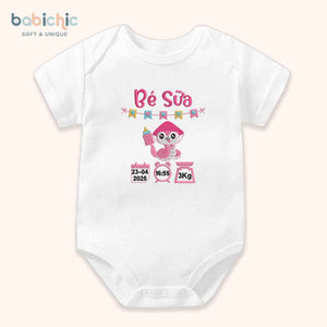 Set đồ đầy tháng bé gái thêu tên & thông số sinh cá nhân hóa – Mẫu “Bé Sữa”, hình rắn hồng siêu dễ thương