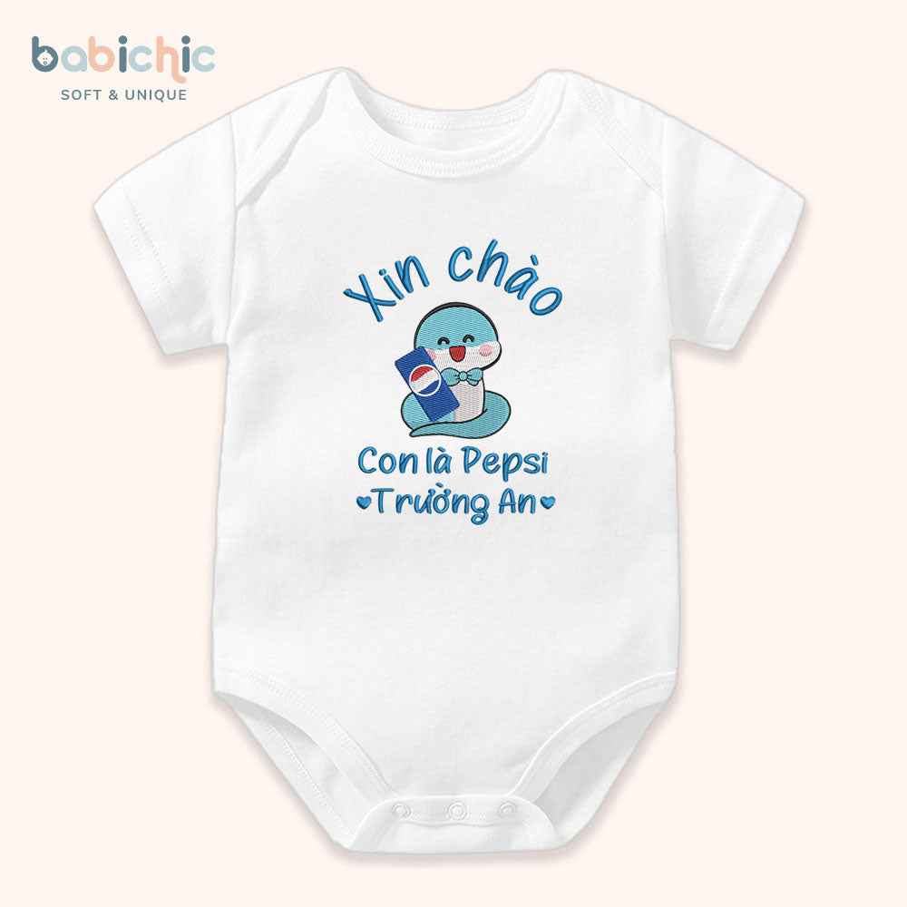 Bodysuit đầy tháng cho bé trai cá nhân hóa – Thêu tên “Con là Pepsi”, hình rắn cầm lon Pepsi
