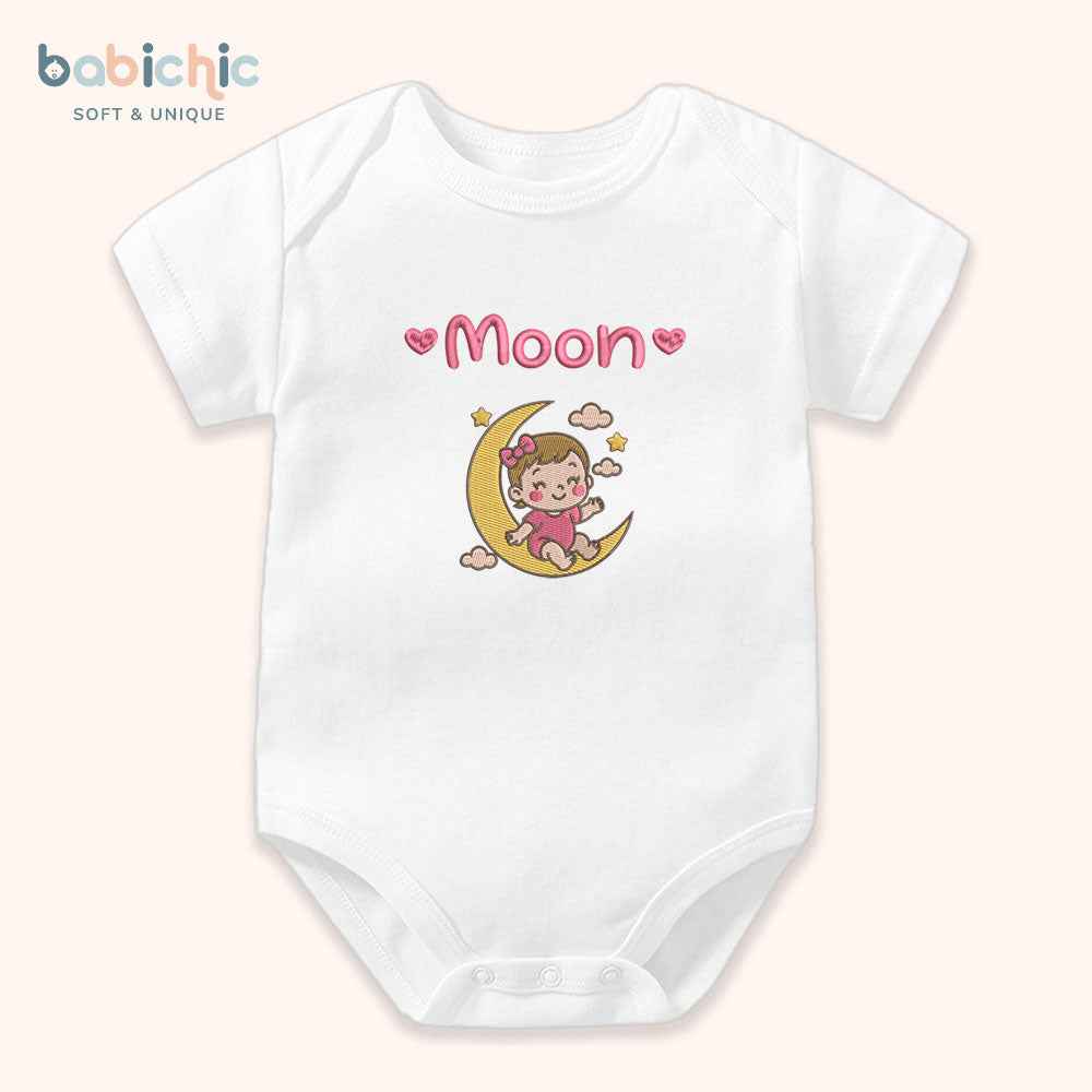 Set đồ đầy tháng bé gái cá nhân hóa thêu tên riêng dễ thương – Mẫu “Moon”, hình bé gái ngồi trăng vàng