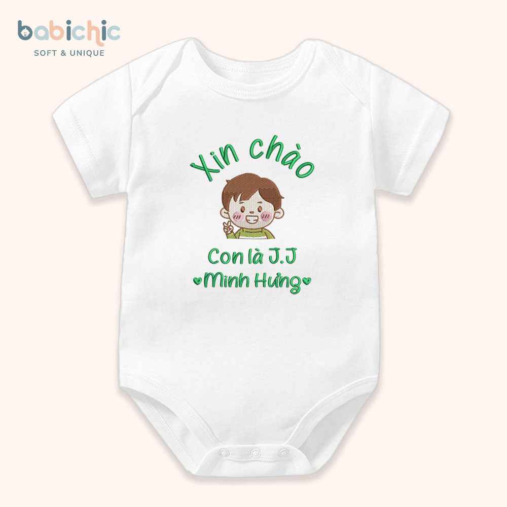 Set đồ sơ sinh đầy tháng cá nhân hóa cho bé trai – Thêu tên “Con là J.J”, hình bé trai cute