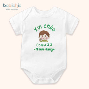 Set đồ sơ sinh đầy tháng cá nhân hóa cho bé trai – Thêu tên “Con là J.J”, hình bé trai cute