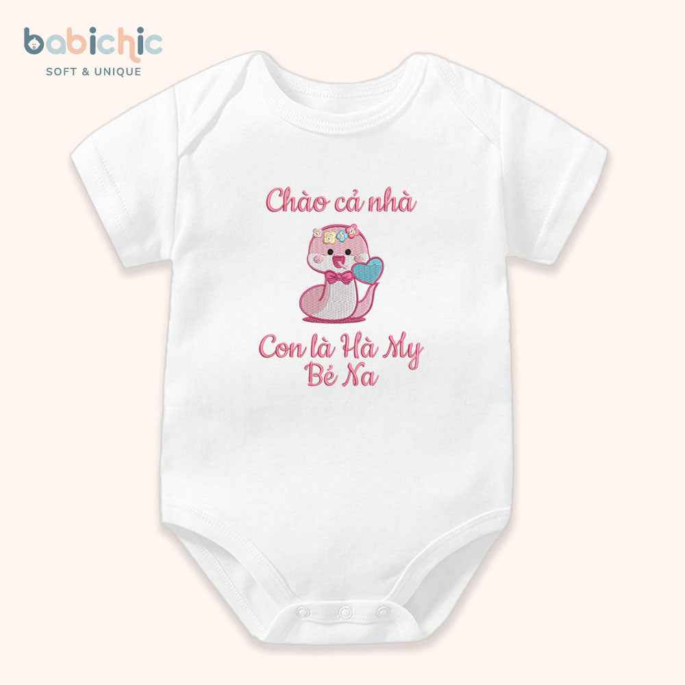 Set quà đầy tháng bé gái cá nhân hóa thêu tên riêng – Mẫu “Con là Hà My – Bé Na”, hình rắn hồng cute