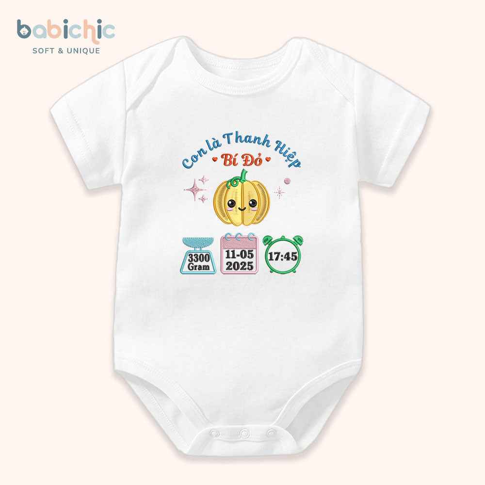 Set quà đầy tháng bé trai cá nhân hóa – Bodysuit thêu tên “Thanh Hiệp – Bí Đỏ”, hình trái bí & thông số sinh