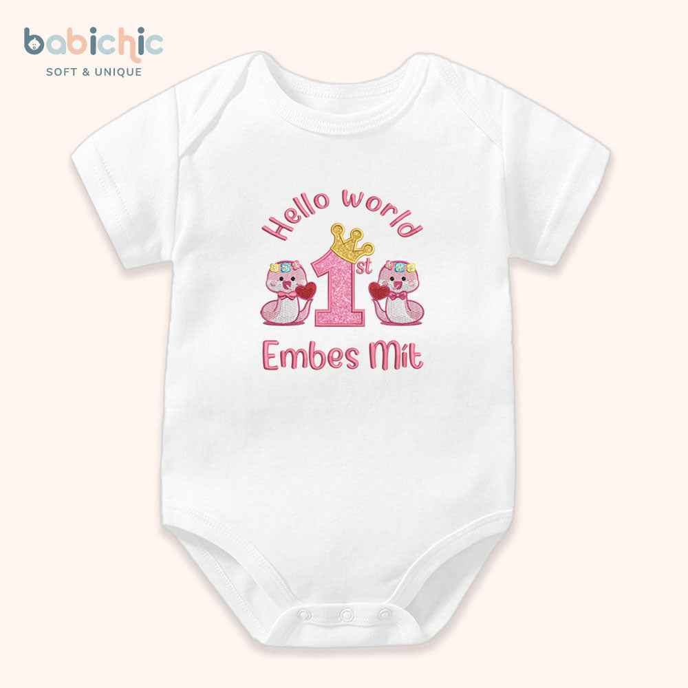 Set đồ đầy tháng bé gái thêu tên riêng & mốc 1st month – Mẫu “Embes Mít” hình rắn hồng cute