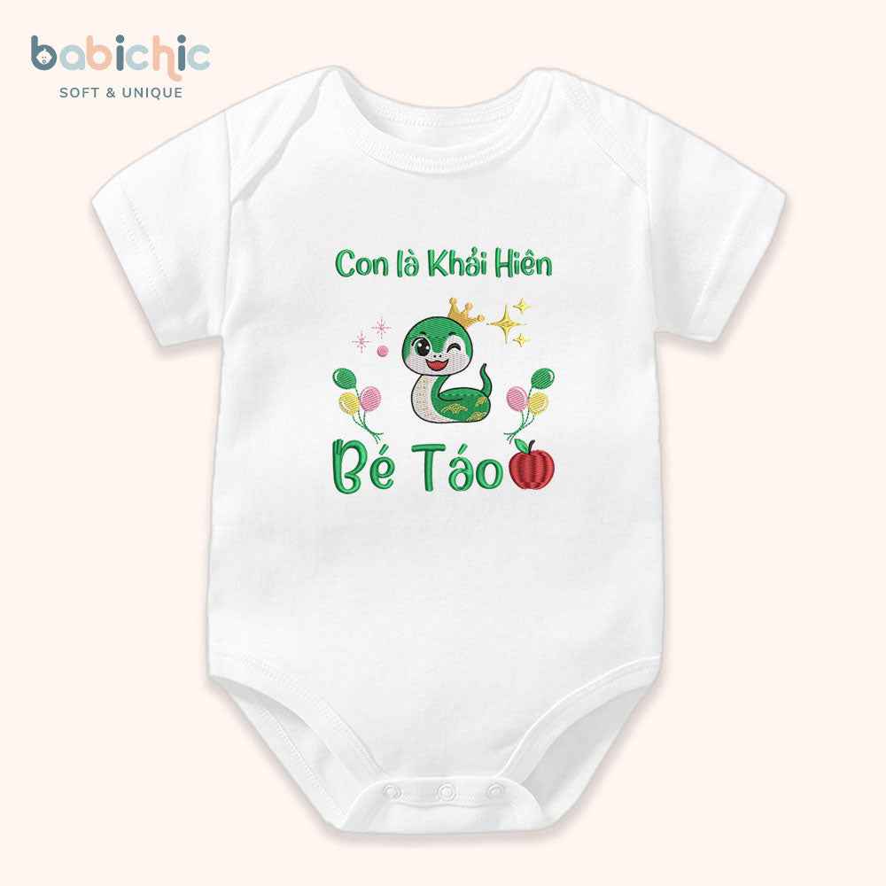 Bodysuit sơ sinh đầy tháng bé trai cá nhân hóa – Thêu tên “Khải Hiên – Bé Táo”, hình rắn cute