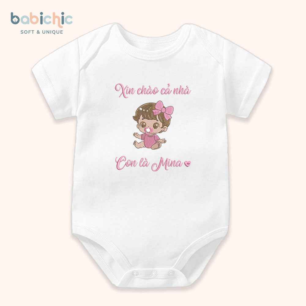 Set đồ đầy tháng cho bé gái thêu tên & hình bé cá nhân hóa – Mẫu “Con là Mina” siêu xinh