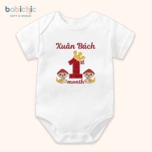 Quà đầy tháng bé trai sơ sinh cá nhân hóa – Bodysuit thêu tên “Xuân Bách”, hình rắn & 1st month