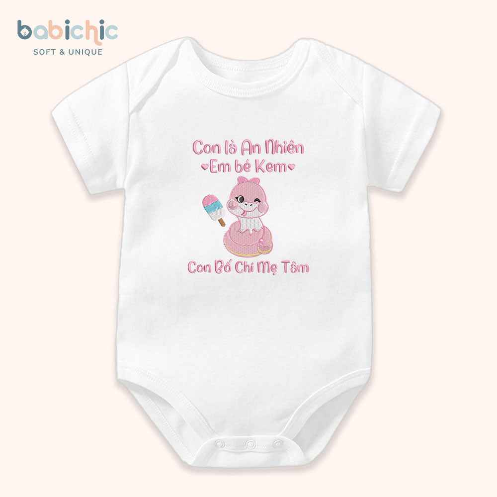 Set quà đầy tháng bé gái thêu tên riêng hình dễ thương – Mẫu “Em bé Kem – An Nhiên”, thêu rắn hồng & cây kem
