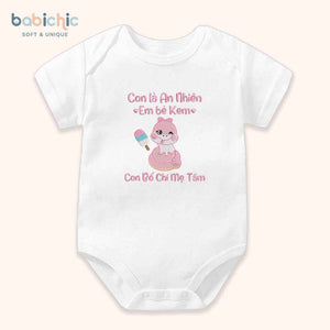 Set quà đầy tháng bé gái thêu tên riêng hình dễ thương – Mẫu “Em bé Kem – An Nhiên”, thêu rắn hồng & cây kem