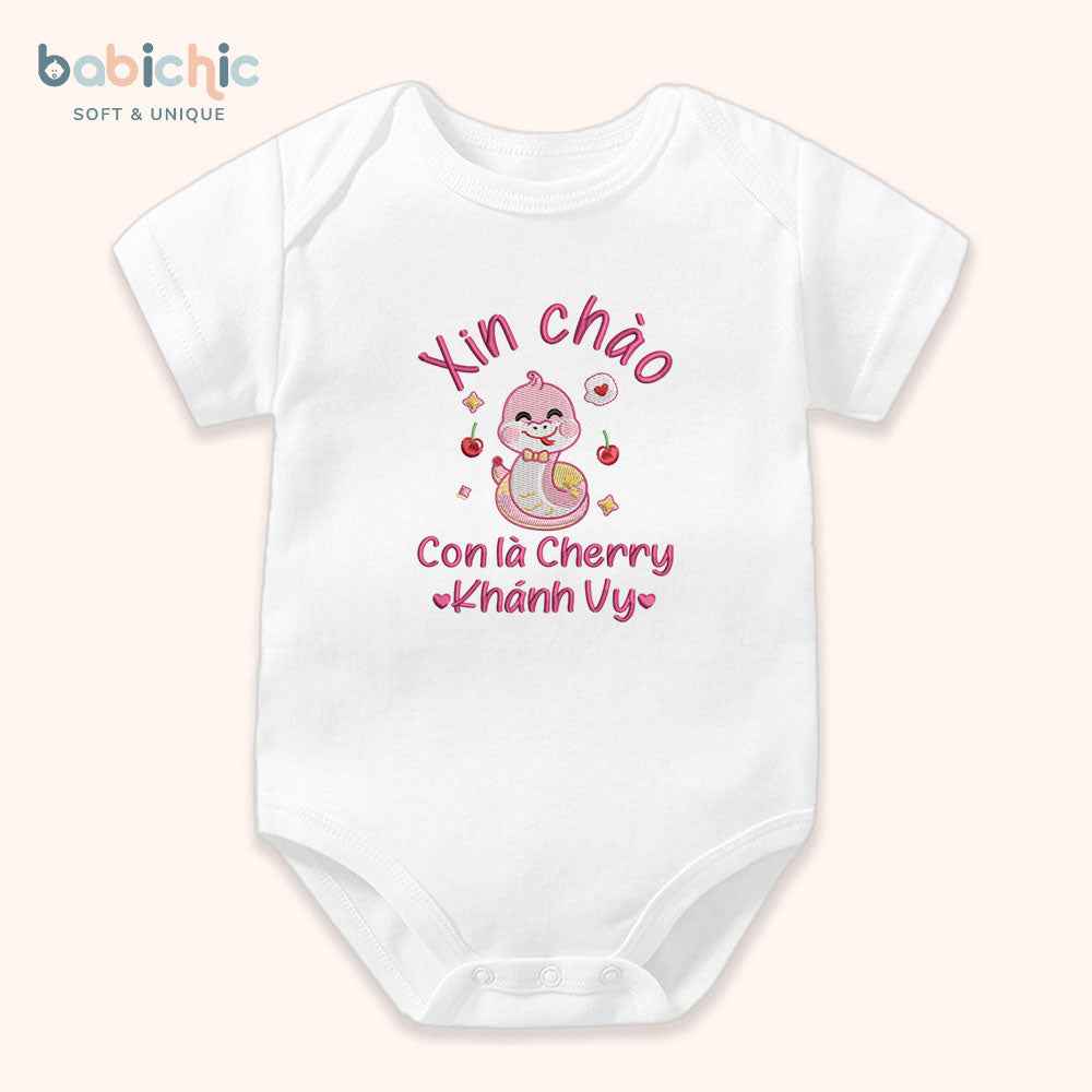 Set quà đầy tháng bé gái cá nhân hóa hình trái cây dễ thương – Mẫu “Cherry – Khánh Vy” thêu rắn hồng & quả cherry