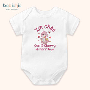Set quà đầy tháng bé gái cá nhân hóa hình trái cây dễ thương – Mẫu “Cherry – Khánh Vy” thêu rắn hồng & quả cherry