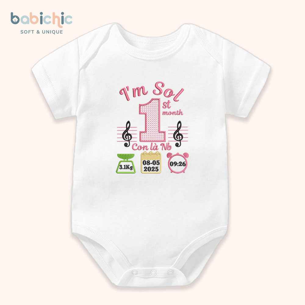 Set đồ đầy tháng bé gái thêu tên cá nhân hóa – Bodysuit “I’m Sol”, họa tiết nốt nhạc, 1st month & thông số sinh