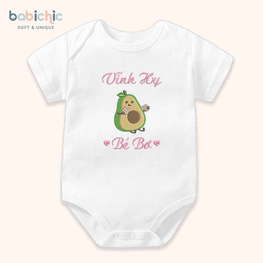 Set đồ đầy tháng bé gái thêu tên & hình trái cây cá nhân hóa – Mẫu “Vĩnh Hy – Bé Bơ”, họa tiết quả bơ siêu dễ thương