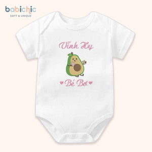Set đồ đầy tháng bé gái thêu tên & hình trái cây cá nhân hóa – Mẫu “Vĩnh Hy – Bé Bơ”, họa tiết quả bơ siêu dễ thương