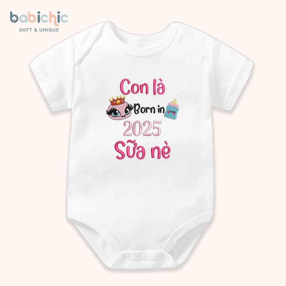 Set quà đầy tháng bé gái cá nhân hóa hiện đại & đáng yêu – Mẫu “Sữa Nè – Born in 2025”, hình bình sữa đội vương miện